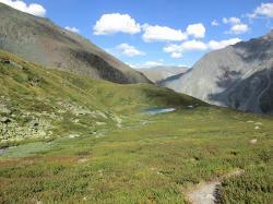 Горный Алтай : Что посмотреть рядом с горой Белуха : Долина семи озер : Ручеек, впадающий в нижнее озеро