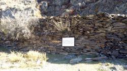 Укрепляющая каменная кладка старого Чуйского тракта и памятная табличка
