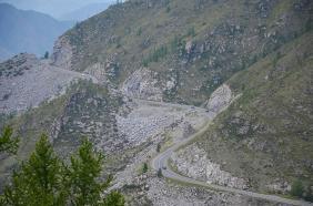 Отдых на Алтае : Старая дорога на перевал Чике-Таман : Вид со старой дороги на новую дорогу к Чике-Таману