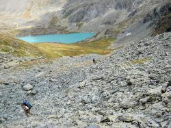 Горный Алтай : Перевал Куйгук : Вид с курумника на озеро Акчан