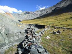 Горный Алтай : Что посмотреть рядом с горой Белуха : Ущелье Ярлу : Ограда «Каменного города» в ущелье Ярлу
