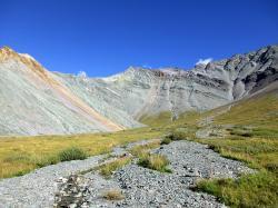 Горный Алтай : Что посмотреть рядом с горой Белуха : Цветные скалы в ущелье Ярлу