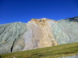 Горный Алтай : Что посмотреть рядом с горой Белуха : Разноцветные скалы в ущелье Ярлу