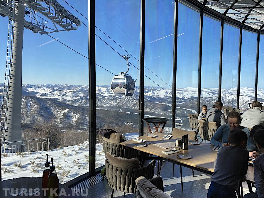 Панорамный ресторан на верху гондольного подъемника 