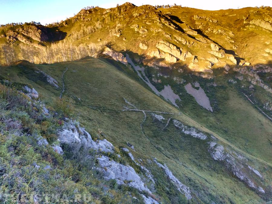 Тропинка для подъема на гору Шаманка по южному склону