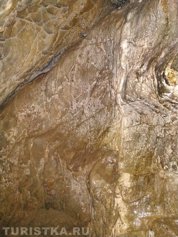 Натечка на стене пещеры