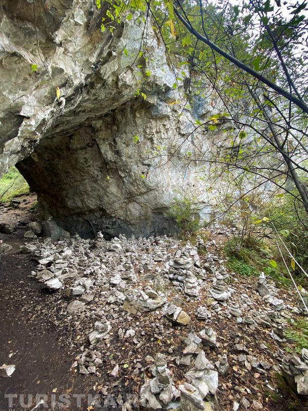 Пирамидки около Арки желаний