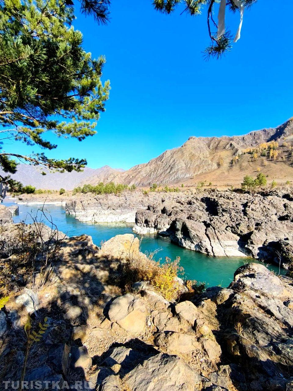 Река Катунь, каменистый берег 