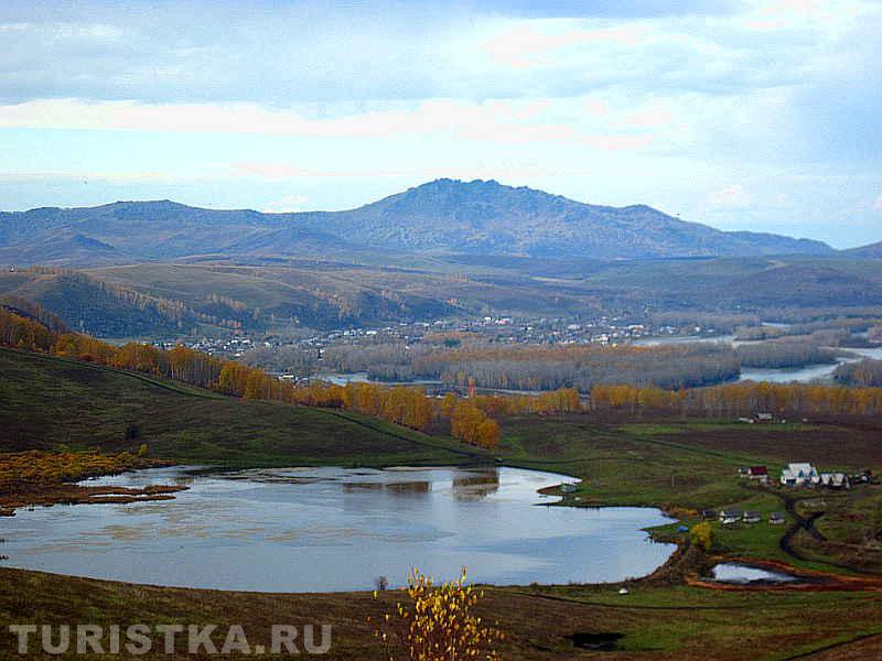 Вид на гору от скалы "Чертов палец" в Алтайском районе АК