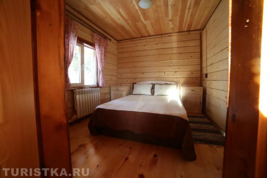 Спальня в Кедровом коттедже