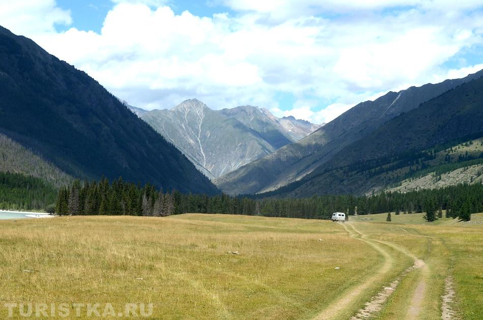 Дорога по полю в районе заброшенного поселения Кызыл-Аргут