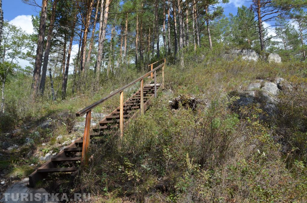 Лестница на тропе к Гроту Махам