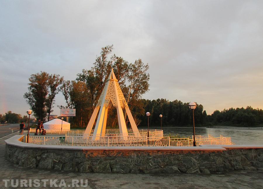 Рядом со скульптурой Пилигрима