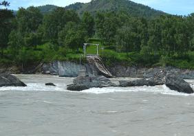 Скалы «Зубы дракона» и разрушенный мост после паводка в 2014 г. 