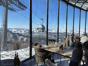 Горный Алтай : Горнолыжный курорт Манжерок : Панорамный ресторан на верху гондольного подъемника 