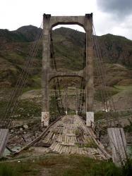 Старый подвесной мост в селе Иня 