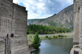 Горный Алтай : Что посмотреть в Акташе : Недостроенная Акташская ГЭС на реке Чуя