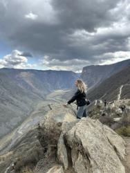 «Я не просто любуюсь видом, я его… контролирую! Каньон в шоке, облака в панике!», Перевал Кату-Ярык, Улаганский район  3 мая 2025 год  