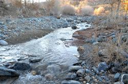 Река Кызыл-Чин вечером в октябре - уже оттаяла и течет