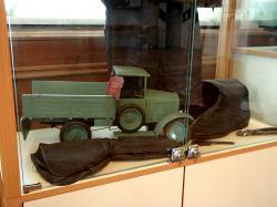 Экспанаты музея Чуйского тракта - макет машины ЗИС и шоферская одежда