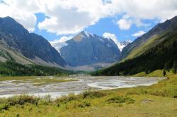 Долина реки Актру, гора Караташ,  ледник Малый Актру (слева)