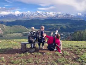 -Девочки, камера установлена, таймер, бегуууу к вам! -Аккуратнее, не упади!)) - Постараюсь! )), Смотровая на Чуйские меандры май 2025г