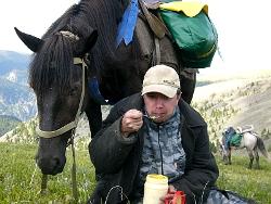 Горный Алтай : Вблизи цирка Угульских озер : «Отвали, коняга, сам оголодал!»