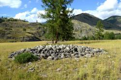 Горный Алтай : Кош-Агачский район, Степь Самаха : Раскопанные курганы на нижней террасе степи