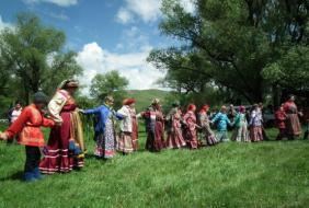 Фольклорный фестиваль "Троицкие гуляния" в селе Топольное.