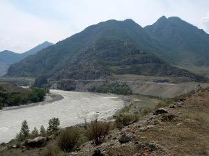 Вид с плато вверх по течению Катуни