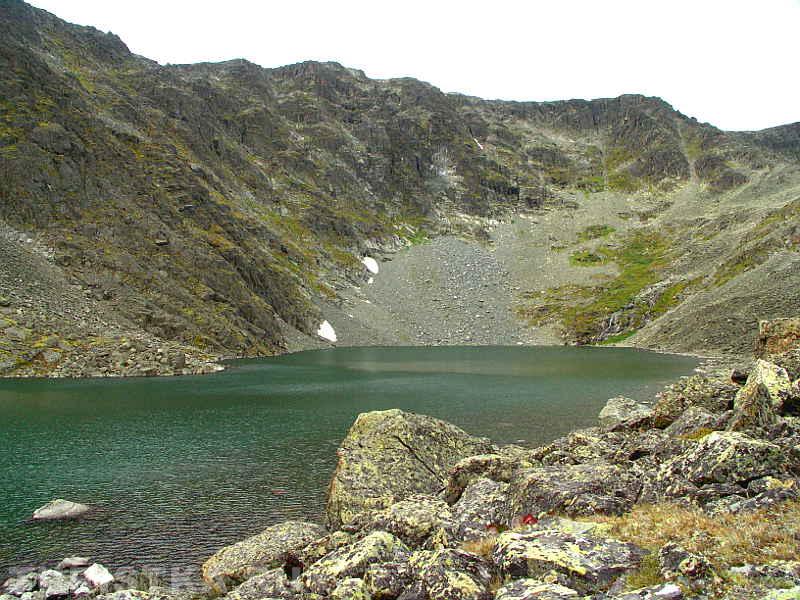 Озеро и скалы восточного склона