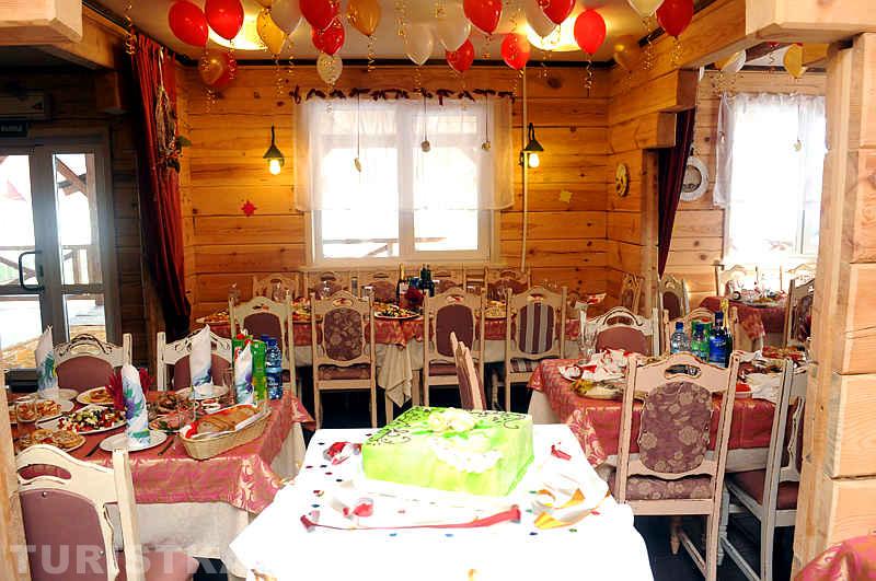 Кафе. Подготовка к празднику