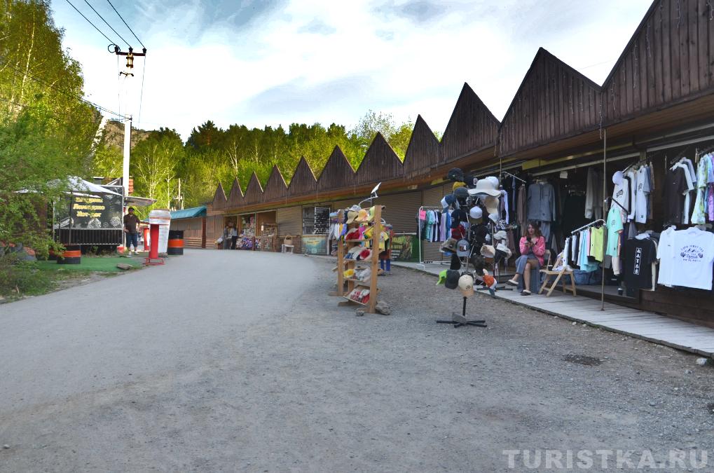 Сувенирные ряды перед Чемальской ГЭС