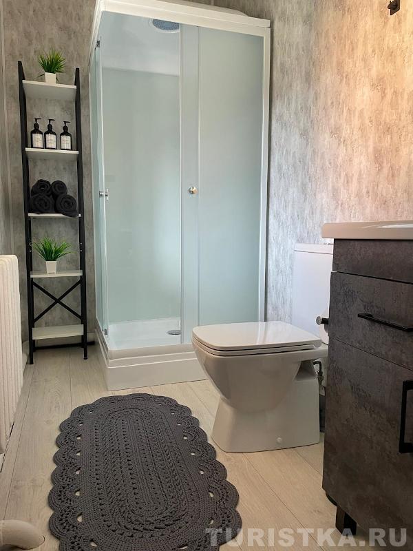 Санузел в коттедже на две комнаты