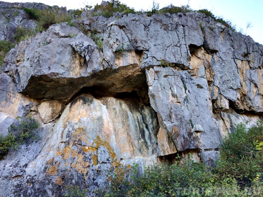 Один из гротов в горе Шаманка