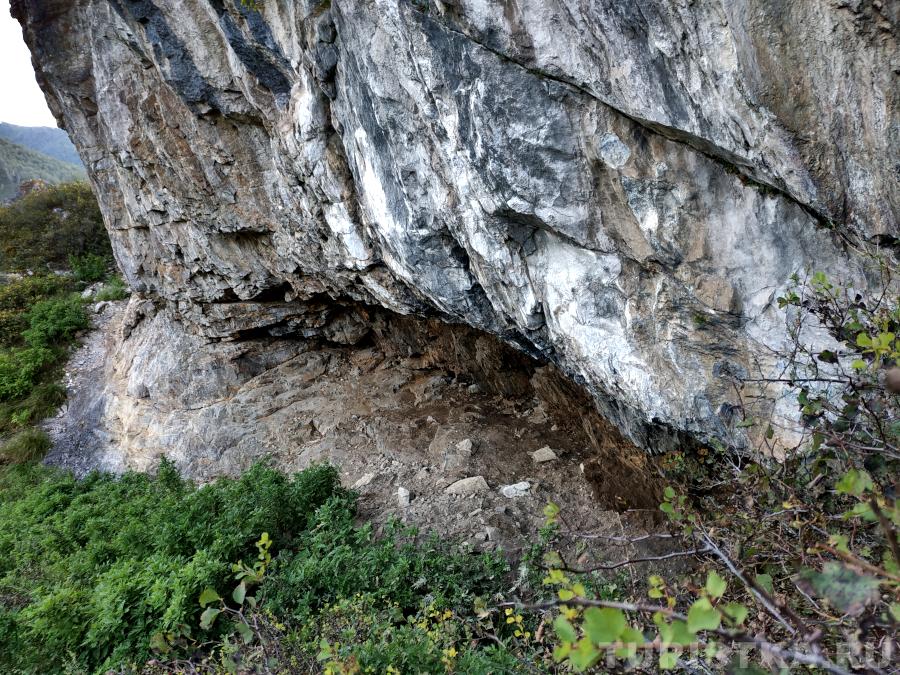 Один из гротов в горе Шаманка