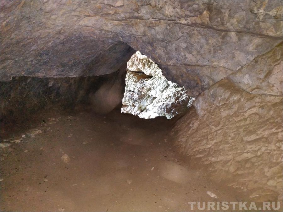 Один из лазов во второй пещере