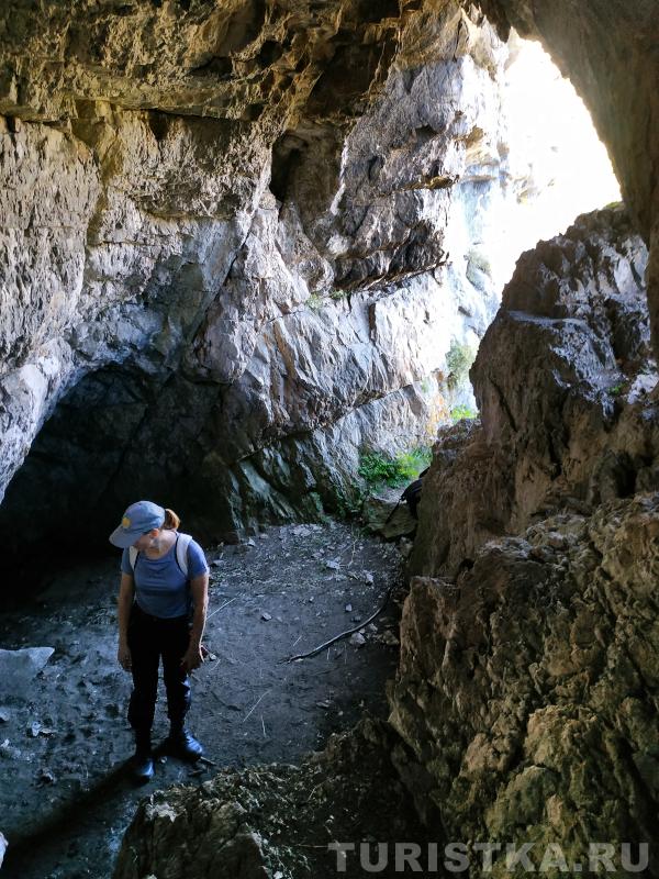 Вход в третью пещеру