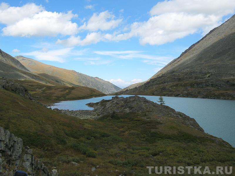 Вид на озеро Акчан с тропы к перевалу Куйгук