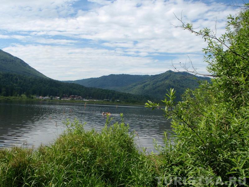 Озеро Манжерокское в 500 м от Замка Петровича