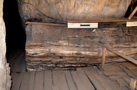 Слои Денисовой пещеры, размеченные археологами