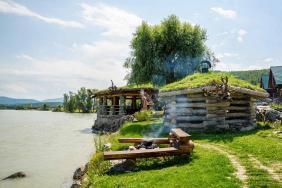 Отдых на Алтае : Базы и отели на берегу Катуни : Турбаза «Медвежий угол» : Большая беседка и летнее кафе