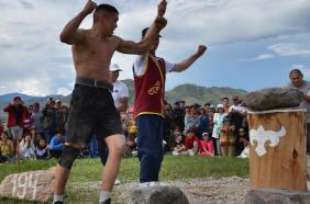 Алтай : Эл-Ойын 2022 : Соревнование по поднятию камня