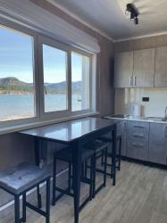 Горный Алтай : Базы на Телецком озере : Гостевой дом Лилия : Кухня в коттедже на две комнаты