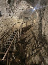 Горный Алтай : Тавдинские пещеры : Подъем к выходу с камнем