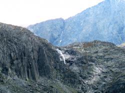Водопад на южном берегу озера Акчан