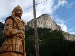 Деревянная фигура алтайского воина на фоне Белого Бома