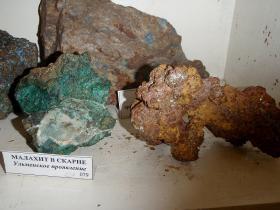 Горный Алтай : Музей камня в Майме : Малахит в скарне