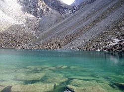 Горный Алтай : Что посмотреть рядом с горой Белуха : Озеро горных духов : Бюрюзовая гладь озера