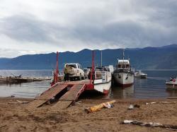 Горный Алтай : Паромная переправа машин на Телецком озере с севера на юг